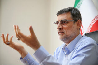  احترام به خانواده شهدا پاسداشت ارزش‌های انقلاب اسلامی است